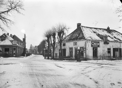129797 Gezicht in de Dorpsstraat te Bunnik, vanaf de hoek met de Langstraat (rechts), uit het noordoosten.